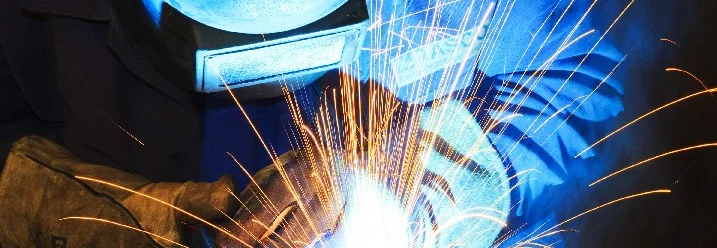 Person beim Schweißen mit Schutzmaske